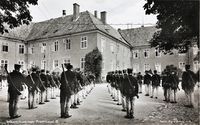 Oppstilte infanterister 1930-1935.