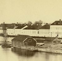 Nr. 38 er tredje hus fra venstre. Foto: Stangebyesamlingen / Fredrikstad Museum (ca 1900).