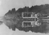 29. Gård ved elva i Vestfossen (oeb-198753).jpg
