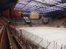Ishockeybanen med klatreveggen i bakgrunnen. Sekretariatet til venstre for banen, i nedre bildekant. Foto: Palickap (2018).