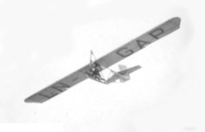 Klubben første glidefly som ble bygget av klubbens egne medlemmer. Flyet ble beslaglagt av hirden, men gjenfunnet etter krigen. Her i luften over Lier. Foto:Egil Linnes
