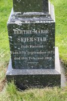 Berthe Marie Seierstad (1837-1910) var kona til Hans Enge Seierstad. Hun vokste opp på nabogarden Festad. Foto: Inger-Marit Østby (2015).