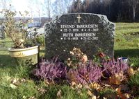 Ruth og Eivind Børresens gravminne på kirkegarden i Nordlia. Foto: Trond Nygård