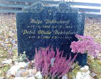 Petra og Helge Bekkelunds grav på kirkegarden i Nordlia, der Helge var kirketjener og graver.