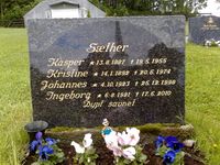 Gravsteinen til Sæther-familien, kirkegarden i Nordlia. Kasper og Kristine Sæther er gravlagt bare 200 meter fra stedet de bodde. Foto: Trond Nygård (2012)