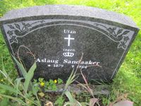 7. Gravminne Aslaug Sandaker - Brunkeberg kirkegård.jpg