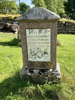 Gravsteinen til tegneren og maleren Kaja Steen på Hoff kirkegård, Østre Toten. Hun var født 16/10 1841, død 18/11 1868, 27 år gammel. Foto: Ivar Steen-Johnsen