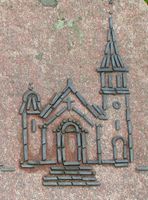 Framstilling av den lokale kirken som pryd på gravminne, Grorud kirkegård.