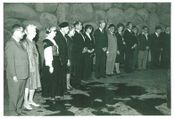 Fra seremonien i Fangeleirenes hall i Yad Vashem, Holocaustmuseet i Jerusalem 1978. Fra venstre Oskar Mendelsohn, Sigrid Helliesen Lund, Gerd Pettersen, Alf T. Pettersen. Foto i privat eie.