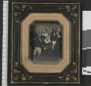 Gruppebilde, tre kvinner og tre menn daguerreotypi - no-nb digifoto 20160614 00263 bldsa FAU067 c.jpg