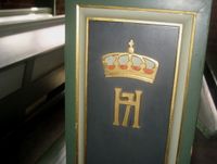 Kong Haakon VII monogram på benk i Akershus slottskirke. Foto: Stig Rune Pedersen