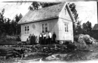 Familien Halling på løkka på 1920-tallet.
