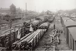 Hamar hadde mellom 1880 og 1915 en arbeidskrevende omlasting fra smalspor til bredspor (sporbrudd).