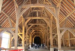 Grindverk vart ikkje berre nytta i Noreg. Harmondsworth Great Barn ved Heathrow i London frå omkring 1420 har framleis den originale konstruksjonen. Foto: Stig Rune Pedersen (2017).