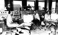 I februar 1987 lød det: Fra 1990/91 kan Harstad Radio bli lagt ned. Foto fra 1985, fra venstre Steinar Mikkelsen, Jon Torstad og Bodil Hanssen. Sevald Eilertsen - Harstad Tidende.