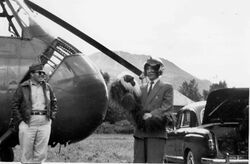 Helikopterpilot Major Dudenhofer og Ing. Hammer med Dudenhofers apekatt.