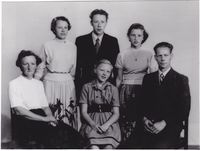 Familiebilde med Helmine, Astrid, Sverre, Solveig, Inger og Paul Paulsberg. Foto: Ukjent, ca 1954