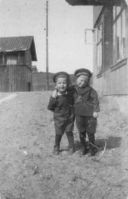 To små vestfossinger i Stabsgata på 1920-tallet.