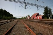 Hjuksebø stasjon på Sørlandsbanen, Bratsbergbanen og Tinnosbanen. Foto: Trond Strandsberg/Wikimedia Commons