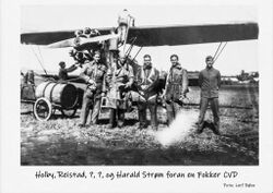 Holby, Reistad, NN, NN og Harald Strøm foran en Fokker CVD.
