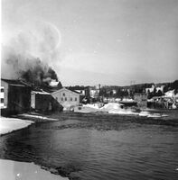 Vinterbilde av fabrikken og kraftstasjonen omkring 1950.