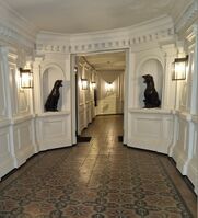 Inngangspartiet og trappeoppgangen i Svoldergata 7 er dekorert av den meget anerkjente interiørarkitekten Helene Hennie