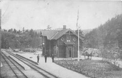 Iveland med sporene, Vennesla. Ukjent/Origo - Norske jernbanestasjoner