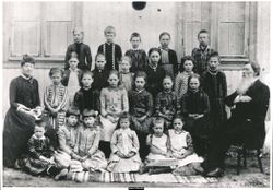 Jentene i 3. og 4. klasse på Jansløkka skole ca. 1888 Klikk på bildet for å se navn.