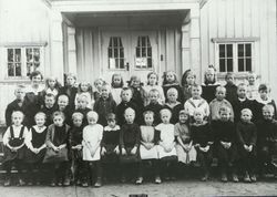 Småklassene ved Jansløkka i 1919.Klikk på bildet for å se navn.