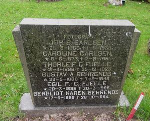 Johan Bernhard Carlsen familiegravminne Oslo.jpg