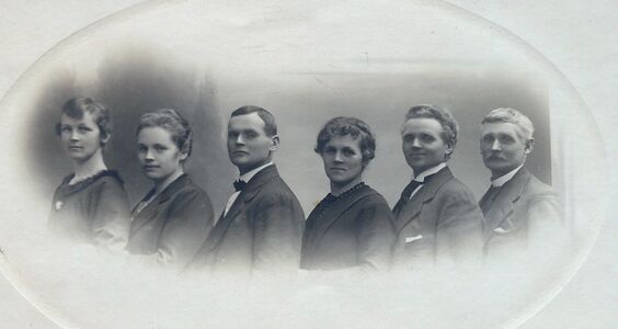 Torstein med sine søsken i Sandefjord rundt 1910. Fra venstre: Martha, Christine, Torstein, Anna, Johannes og Nils. Foto: Ukjent.