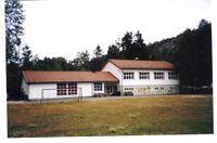 Kilegrend skule er bygd 1950. Nedlagd som skule 1997 og er i 2011 grendehus.