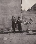 Søsknene Bjørg og Leif Kjølaas ved Steinbrakka i Kirkenes, der de bodde til omkring 1939. Bildet er antakelig tatt 17. mai 1934. Foto: Ukjent, 1934.