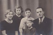 Familien Kjølaas hos fotograf i Kirkenes i 1939. Fra venstre moren Johanne, søsknene Bjørg, Leif og Aud, og faren Gustav. Foto: Ukjent, 1939.