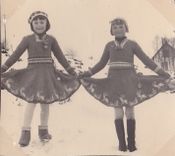 To venninner i like kjoler, blå med hvite blomster, strikket av Johanne Kjølaas. Aud til høyre. Til venninnen strikket fru Kjølaas mot betaling i mat. Foto: Ukjent, 1940.