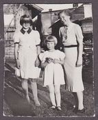 Bjørg, Aud og mor Johanne utenfor huset i Kirkenes på 12-årsdagen til storesøster. Foto: Ukjent, 1940.