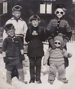 Aud (midten) med lekekamerater utenfor tante Annas hus i Kirkenes. Foto: Ukjent, 1941.