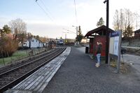 Knapstad stasjon 2012 med toget inn fra Spydeberg. Foto: Gunnar A. Hjorthaug