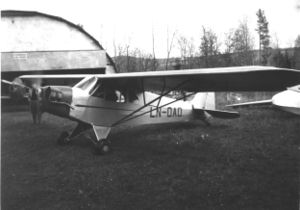 Av de andre privatflyene var Kolbjørn Oppsahls Piper Cub LN-OAD. Den ses her på Lier Flyplass med hangaren i bakgrunnen. Foto via Erik Østerud. Klikk på bildet for å se stor utgave
