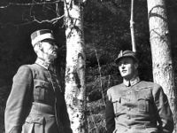 Kong Haakon VII og kronprins Olav under «Kongebjørka» i Molde da de søkte tilflukt under et tysk bombeattentat den siste helga i april 1940.