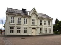 Sølvverkets hovedkontor, deretter Kongsbergs tidligere politikammer, har adresse Kirketorget 2 (bygningen er pr. 2023 restaurert, bildet er fra 2012). Foto: Siri Iversen