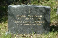 Gravminne over Kristian Emil Hansen Lenvik og kona Sigrid, Lenvik kirkegård, Evenes.