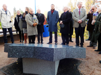 Kronprins Haakon og ordfører Fabian Stang ved åpningen av minneparken for Carl Fredriksens Transport.