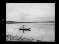 6. Kvinne som fisker i fjellvann - no-nb digifoto 20160506 00116 NB MIT FNR 12522.jpg
