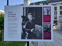 Jubileumsutstillingen Kvinner på Stortinget – 1921–2021 på Eidsvolls plass. Foto: Eva Rogneflåten (2021).