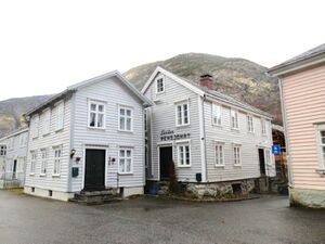 Lærdalsøyri eldre bebyggelse 2013 2.jpg