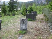 Lønnegrav gravplass øvre del. Gravminner. (Foto: Olav Momrak-Haugan, 2010.)