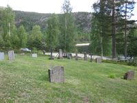 Lønnegrav gravplass mot vatnet. Bedehuset på andre sida. (Foto: Olav Momrak-Haugan, 2010.)