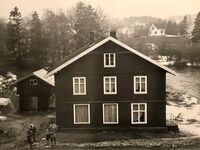 Lefsebakeriet lå i Gisledal - kalt Sagdalen etter etableringen av stoppestedet Sagdalen i 1938. Lenger bak ser vi Fossheim - hvitt hus.