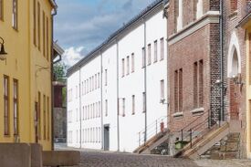 Detalj: Lille provianthus hvit bygning til venstre, Fengselskirken til høyre. Foto: Holger Uwe Schmitt (2023).